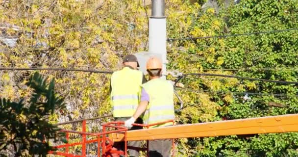 Elektriciens Repareren Een Paal Werknemers Speciale Oranje Uniformen Een Kraan — Stockvideo