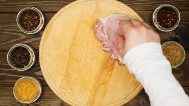 Ręce Stół Mięsem Piękne Surowe Różowe Żeberka Cook Przygotowuje Steki — Wideo stockowe