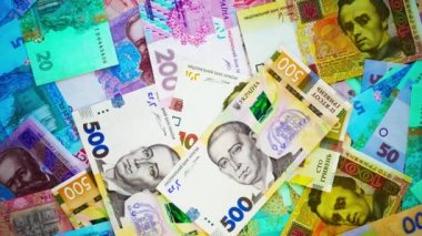Para masada dönüyor. Üst Manzara. Ağır çekim. Ukrayna ulusal para birimi Hryvnia. Ukrayna parası. Ukrayna Merkez Bankası 'nın banknotları. İş ve finans. Finansal video. Yakın plan.