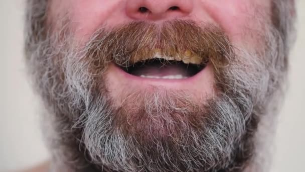Adam Duygusal Olarak Gülüyor Ayyaş Dağınık Gri Kahverengi Sakallı Bir — Stok video