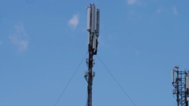 Teknisyen bir mobil iletişim kulesini tamir ediyor. Profesyonel dağcı cep telefonu ve internet iletişimini onarmak için 5g 'lık bir baz istasyonuna tırmanır. Endüstriyel tırmanış