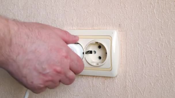 电源插头在家用电源插座内部坏了 从安装在连接电网的墙上的断开的电源插座上伸出的裸露的电线 — 图库视频影像