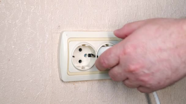 電気プラグは家庭用コンセントの中で故障します 送電網に接続された壁に設置された壊れた電気ソケットから突き出た裸線 — ストック動画