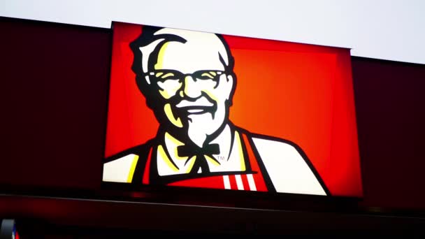 Kfc Logotyp Reklam Banner Amerikanska Snabbmatsrestaurang Kentucky Fried Chicken Som — Stockvideo