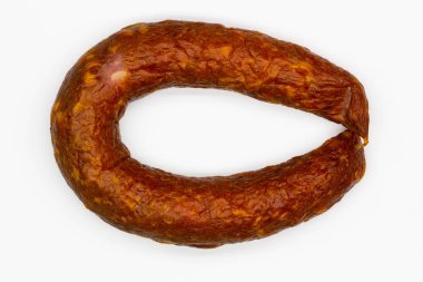Beyaz arka planda sosis. İzole edilmiş. Güzel bir simit içinde domuz pastırmalı sulu domuz sosisi. Taze ev yapımı sığır sosisi. Baharatlı lezzetli köfte. Çevre yiyecekleri. Lamb ürünü. Yakın plan. Üst görünüm