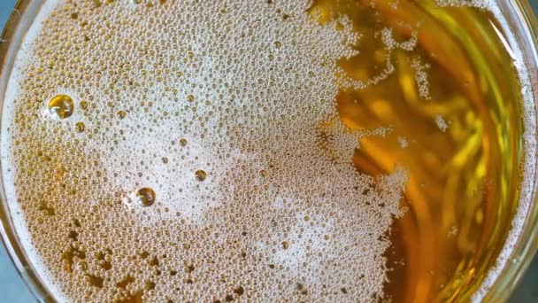 Пивна Піна Бульбашки Вломилися Щойно Налите Пиво Пиво Скляній Ковдрі — стокове відео