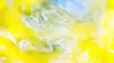 Yumurta karıştırma. Yumurta karıştırıyorum. Yumurta sarısı ve beyaz, bir kasedeki çatalla karıştırılır. Omleti hazırlamak için yumurta karışımını sallıyorum. Sabah kahvaltısı hazırlanıyor. Yakın plan. Yumurta köpüğü. Sağlıklı yemek..