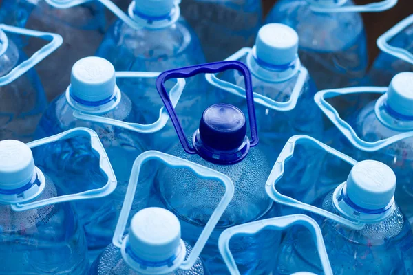 Molte Bottiglie Plastica Blu Con Tappi Blu Uno Con Tappo Foto Stock