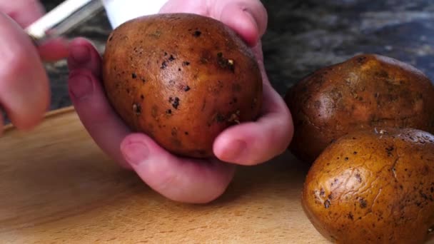 Patates Soyan Eller Bir Adam Patates Soyacağı Ile Tahta Kesme — Stok video