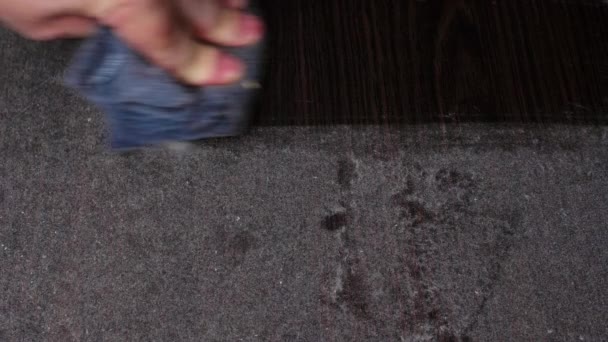 Pulisce Polvere Sul Pavimento Polverizzazione Mano Dell Uomo Pulisce Polvere — Video Stock