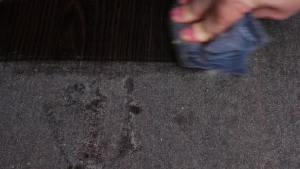 Limpa Poeira Chão Movimento Lento Limpar Mão Homem Limpa Uma — Vídeo de Stock