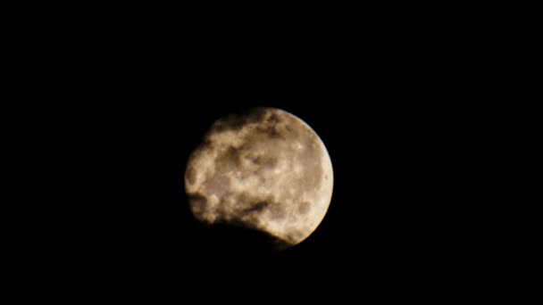 明るい満月を背景に黒い不吉な雲が浮かび上がる 月は徐々に黒い空に浮かんでいます 星のない暗い空に差し迫る美しい月明かりの夜 4K映像 — ストック動画