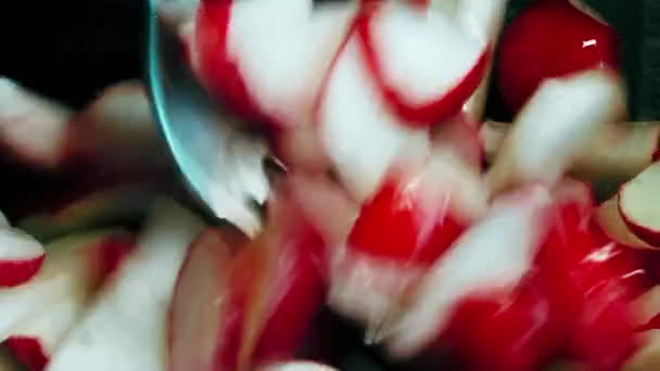 Salată Ridiche Ulei Măsline Mişcare Lentă Amestec Legume Salată Vegetariană — Videoclip de stoc