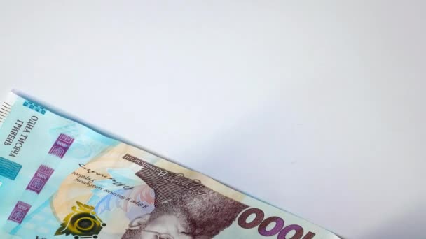 重新计算乌克兰货币 乌克兰人的钱花光了 手数着一千格里夫尼亚的钞票 乌克兰国家银行 漂亮多彩的设计 业务概念 — 图库视频影像