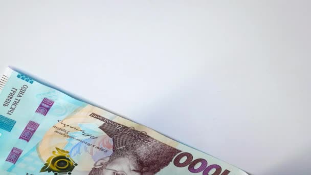 重新计算乌克兰货币 慢动作乌克兰人的钱花光了 手数一千格里夫尼亚的纸钞 乌克兰国家银行 漂亮多彩的设计 业务概念 — 图库视频影像