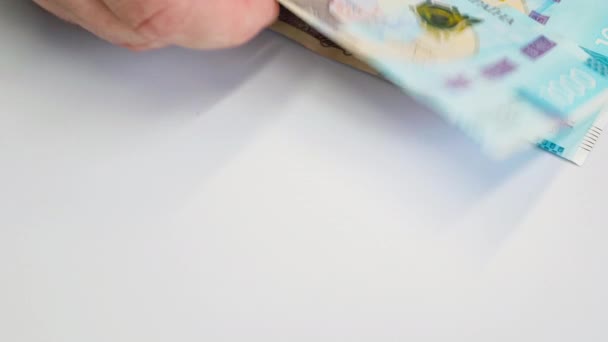 Переробка Українських Грошей Українські Гроші Гривні Розклали Банкноти 1000 Гривень — стокове відео