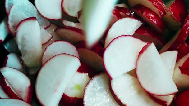Připravuju Ředkvičku Zdravé Jídlo Vegetariánský Zeleninový Salát Ředkvičky Soli Olivového — Stock video