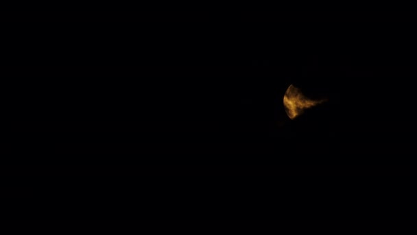 在乌云后面满月 超级月亮黑色不祥的云彩在满月的背景下飘扬 美丽的月光下的夜晚风暴要来了特写 乌云弥漫 — 图库视频影像