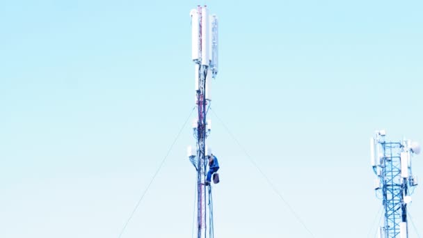 Elektryk Mobilnej Wieży Naprawiam Wieżę Elektryk Naprawia Urządzenia Energetyczne Wysokiej — Wideo stockowe