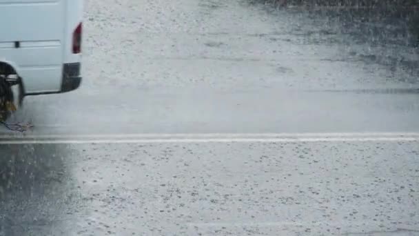 車は雨の中で水たまりを通って運転する スローモーション 非常に重い土砂降りの道路のアスファルトの上に落ちている 高速道路上の車の雨の秋の大規模なドロップします 街の高速道路で嵐 悪天候 — ストック動画