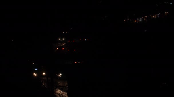 Samochody Nocnej Drodze Wypadek Autostradzie Nocy Deszczu Czerwony Niebieski Pomarańczowy — Wideo stockowe