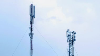 Bulutlu bir gökyüzünün arka planında hücresel antenler. Zaman ayarlı. Hücre Kulesi. Kümülüs bulutlu zaman çizelgesi. Yaz mavisi gökyüzü zaman aşımı. Doğa mavisi gökyüzü. Beyaz bulutlar. Bulut zaman aşımı