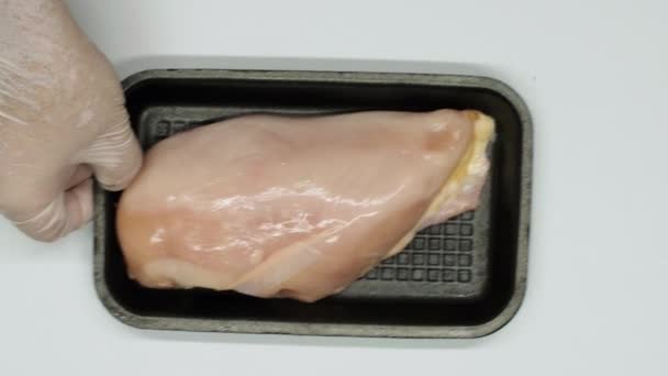 在养鸡场包装鸡排 慢动作家禽饲养场的鸡肉加工生产线 鸡肉生产线 食品工业 4K视频镜头 顶部视图 — 图库视频影像