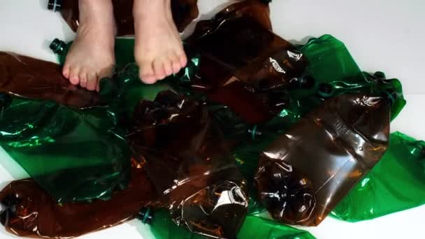 Ноги Топтать Много Пластиковых Бутылок Утилизации Концепция Помощи Окружающей Среде — стоковое видео