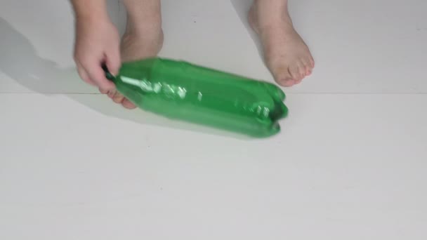 Ноги Топчут Пластиковые Бутылки Утилизации Концепция Помощи Окружающей Среде Загрязнения — стоковое видео