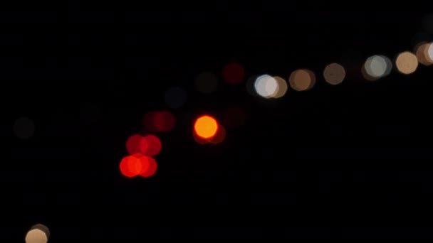 Yoldaki Bulanık Renkli Arabaların Işıkları Parlak Bulanık Kırmızı Yeşil Mavi — Stok video