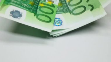 Avro banknotlarını eller sayar. Erkek eller 100 Euro 'luk AB banknotlarını sayıyor. Yakın plan. Bir iş adamı nakit sayıyor. Yatırım konsepti. Para değişimi. Finans sektörü kavramı