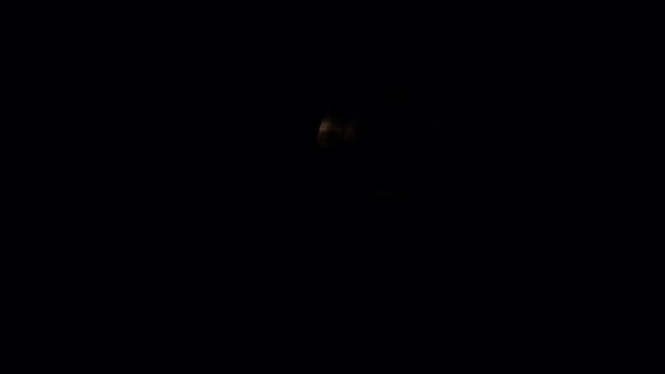보름달은 뒤에서 천천히 나옵니다 클로즈업 무지개 배경입니다 아름다운 달빛의 폭풍이 — 비디오