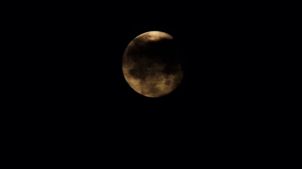 満月はゆっくりと黒い雲の後ろに隠れています クローズアップ ブラック オムニーの雲の背景 美しい月明かりの夜 嵐がやってくる クローズアップ 黒い雲でゆっくり漂う満月 — ストック動画