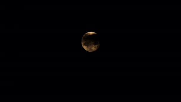 満月はゆっくりと黒い雲の後ろに隠れています ブラック オムニーの雲の背景 美しい月明かりの夜 嵐がやってくる クローズアップ 黒い雲でゆっくり漂う満月 — ストック動画
