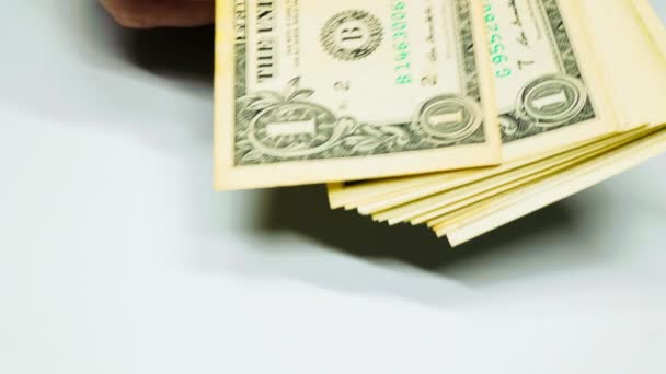 手数一数美元钞票 男性的手在数一叠一块钱的美国钞票 一个商人在数钱 投资的概念 货币兑换 金融商业概念 — 图库视频影像