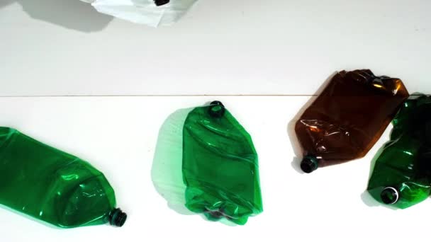 Смятые Пластиковые Бутылки Падают Пол Много Пластиковых Бутылок Утилизации Концепция — стоковое видео