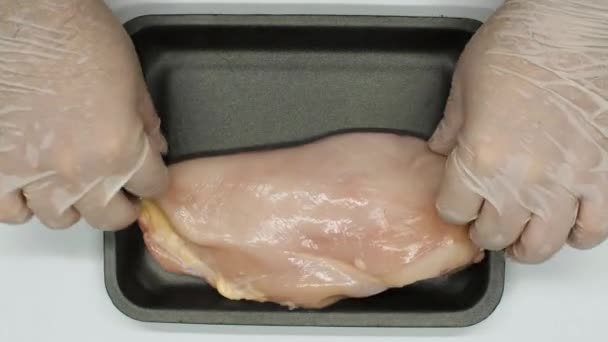 工厂包装中的鸡排在纺纱 包装鸡肉片 家禽饲养场的鸡肉加工生产线 鸡肉生产线 食品工业 4K视频镜头 顶部视图 — 图库视频影像