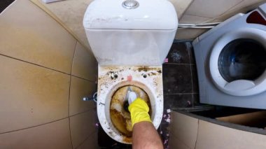 Klozet temizleme, dezenfektan ve dezenfekte jeli. Yakın plan çok kirli klozet, kireç ve pas izleri. Kirli fayanslı banyo. Temizlik deterjanı. Ev işleri ve ev idaresi kavramı
