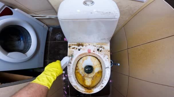 Toiletpotreiniging Ontsmettingsmiddel Desinfectiegel Inschenken Close Zeer Vuile Toiletpot Sporen Van — Stockvideo