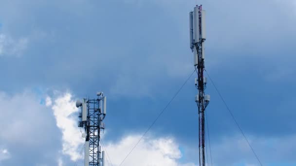 Pohled Antény Mobilní Věže Modré Obloze Pozadí Mraků Načasování Telekomunikační — Stock video