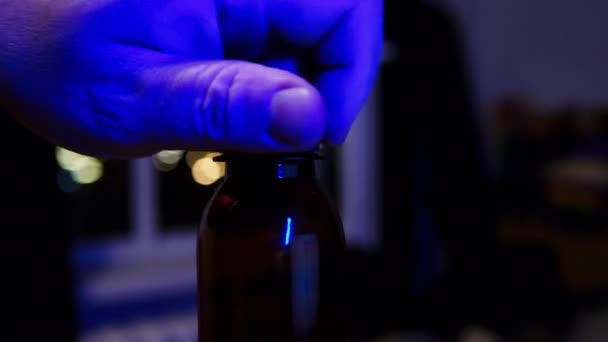 Espuma Cerveza Fluye Una Botella Plástico Abierta Cámara Lenta Mano — Vídeos de Stock