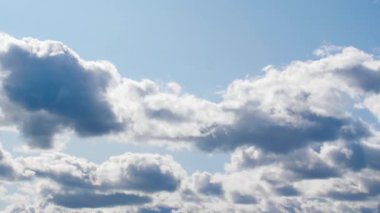 Mavi gökyüzü ve beyaz bulutlar. Kabarık beyaz bulutlar. Kümülüs bulutlu zaman çizelgesi. 4k video HD. Yaz mavisi gökyüzü zaman aşımı. Doğa mavi gökyüzü. Beyaz bulutlar. Bulut zaman aşımı