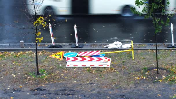 Οδικές Πινακίδες Βρίσκονται Στο Δρόμο Στη Βροχή Άνθρωποι Ομπρέλες Περνούν — Αρχείο Βίντεο