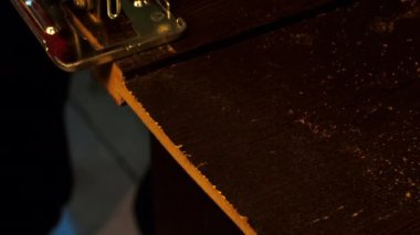 Yapboz tahtayı keser. Elektrikli yapboz tahta bir levhayı keser. Marangozluk atölyesinde bir mobilya testereyle kesilir. Fabrikada mobilya montajı. Marangoz ahşapla çalışır. Profesyonel araç