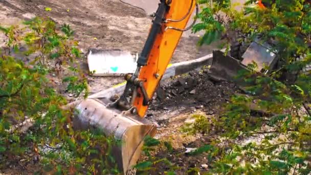 Escavatore Che Trasferisce Terreno Con Secchio Pesante Scavatore Lavoro Trattore — Video Stock