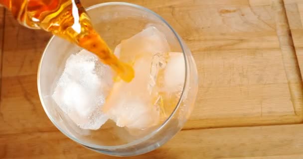 Glazen Spritz Aperitief Aperol Cocktail Met Sinaasappelschijfjes Ijsblokjes Sinaasappels Houten — Stockvideo
