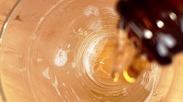 Λεπτομέρεια Της Φρέσκιας Μπύρας Που Χύνεται Από Μπουκάλι Ποτήρι Μαύρο — Αρχείο Βίντεο
