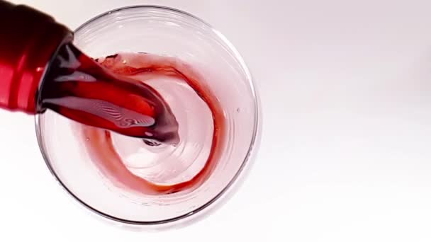Verser Vin Rouge Dans Verre Boisson Sur Fond Blanc Concept — Video