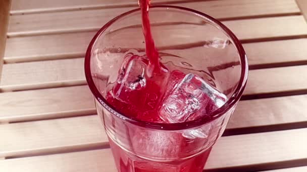 Puncak Tampilan Gelas Spritz Aperitif Koktail Merah Dengan Irisan Oranye — Stok Video