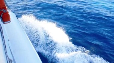Mavi deniz dalgası hareketinin en üst görüntüsü, turist seyahati konsepti yavaş çekimde